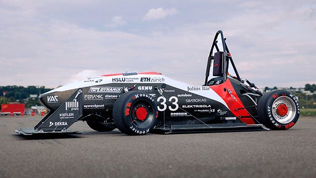 Une voiture de course électrique établissant un record du monde, conçue et construite par les membres de l'équipe AMZ Racing.