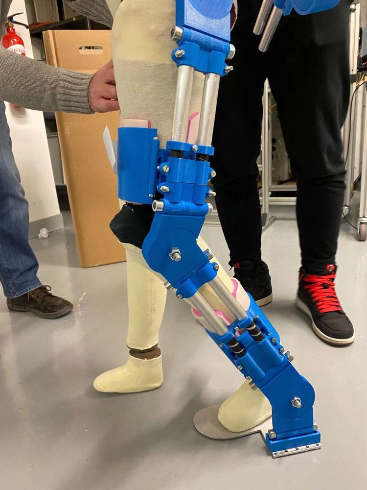 La moitié inférieure d'un mannequin portant le prototype sur une jambe.