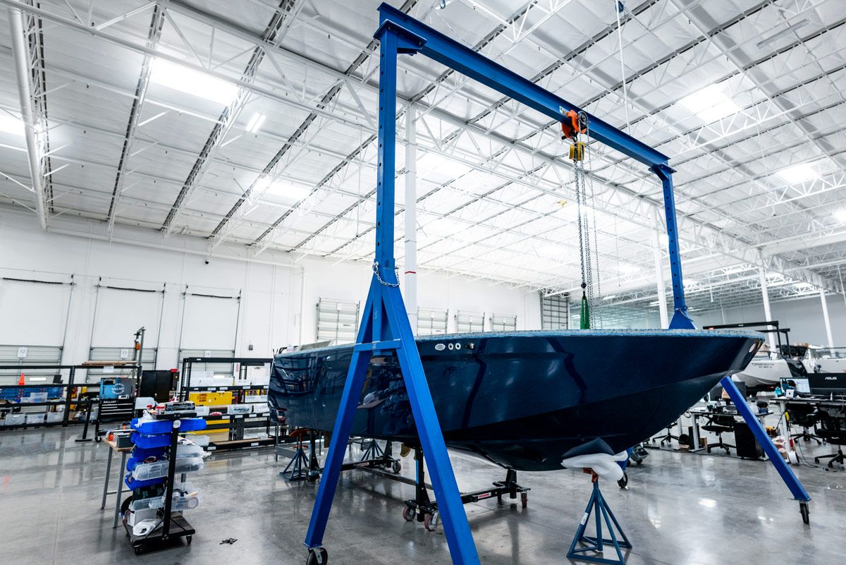 Un bateau Arc Sport partiellement assemblé.