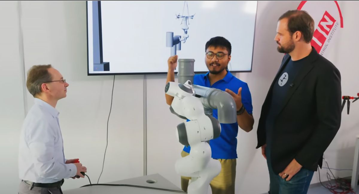 Des chercheurs de la TU Wien démontrent des tests hardware-in-the-loop dans Simulink en utilisant un manipulateur Franka Robotics fixé à un drone aérien suspendu inspectant un tuyau fonctionnant, en conjonction avec le manipulateur physique.