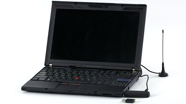 Un ordinateur portable avec prise en charge de RTL-SDR par Communications Toolbox.